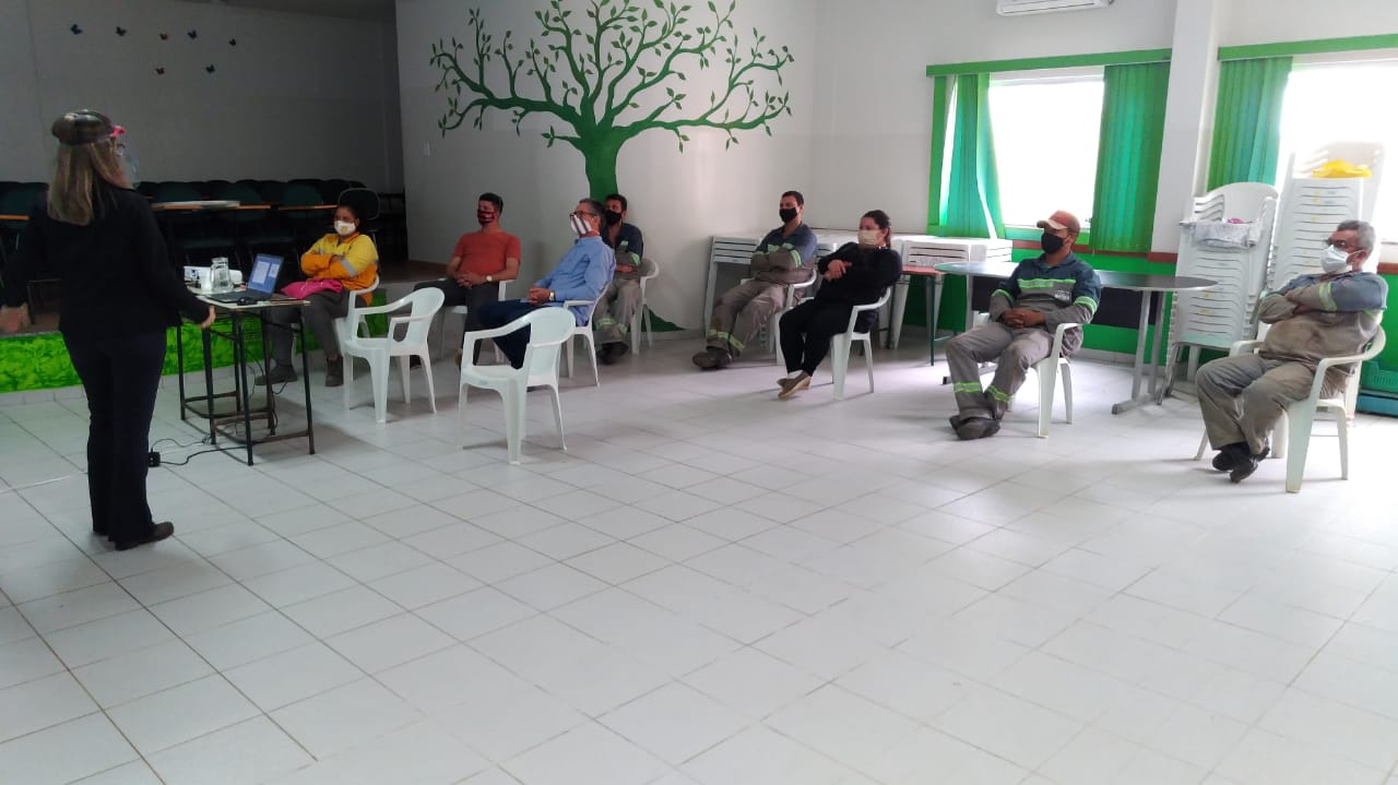 Limpeza com segurança: trabalhadores da limpeza urbana recebem treinamento 