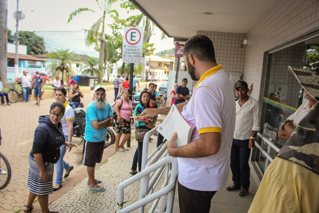 População é abordada nas ruas sobre importância de isolamento social