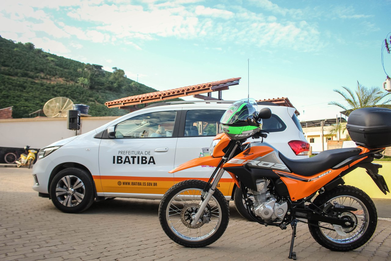 Prefeitura entrega carro e moto zero quilômetro para a Secretaria de Educação