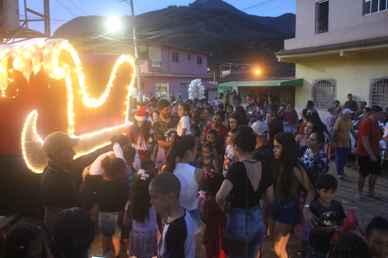 Papai Noel faz a alegria das crianças em Crisciúma e Santa Clara, distrito de Ibatiba