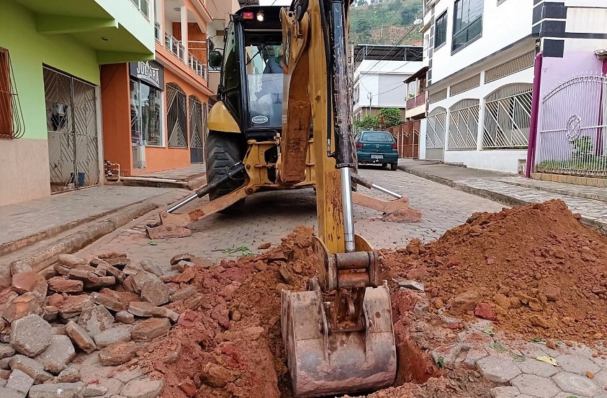 Secretaria de Obras realiza reparos em vários pontos da cidade de Ibatiba