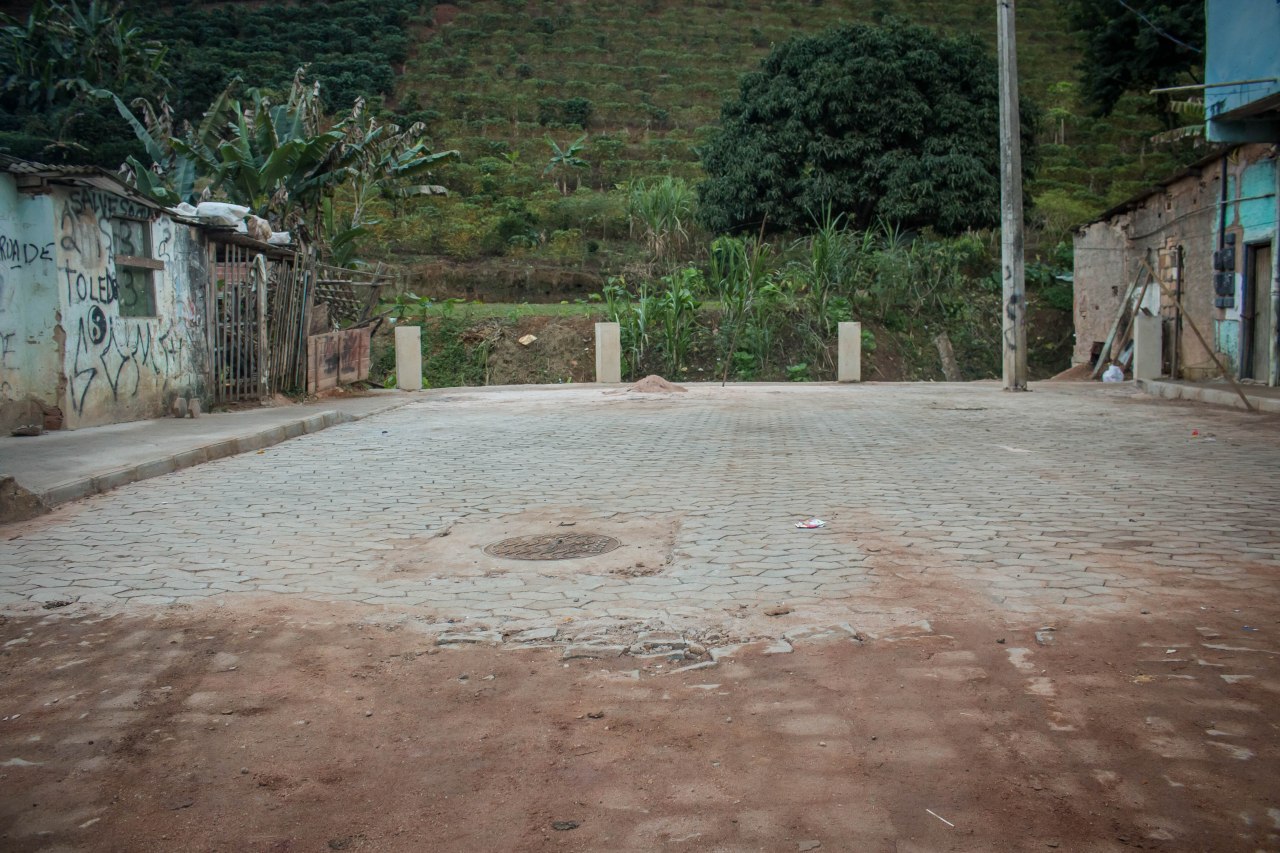 Rua no Bairro Boa Esperança ganha muro e calçamento novo