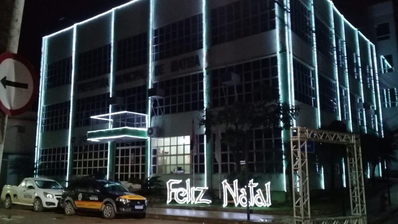 Prefeitura acende iluminação de Natal na sede do Executivo Municipal