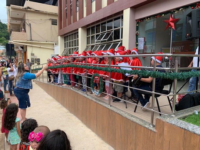 Alunos de escola municipal realizam mais uma apresentação de natal na Prefeitura de Ibatiba