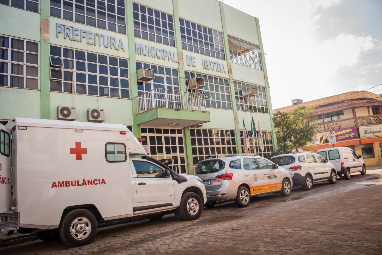 Secretaria de saúde recebe duas minivans e uma ambulância semi UTI