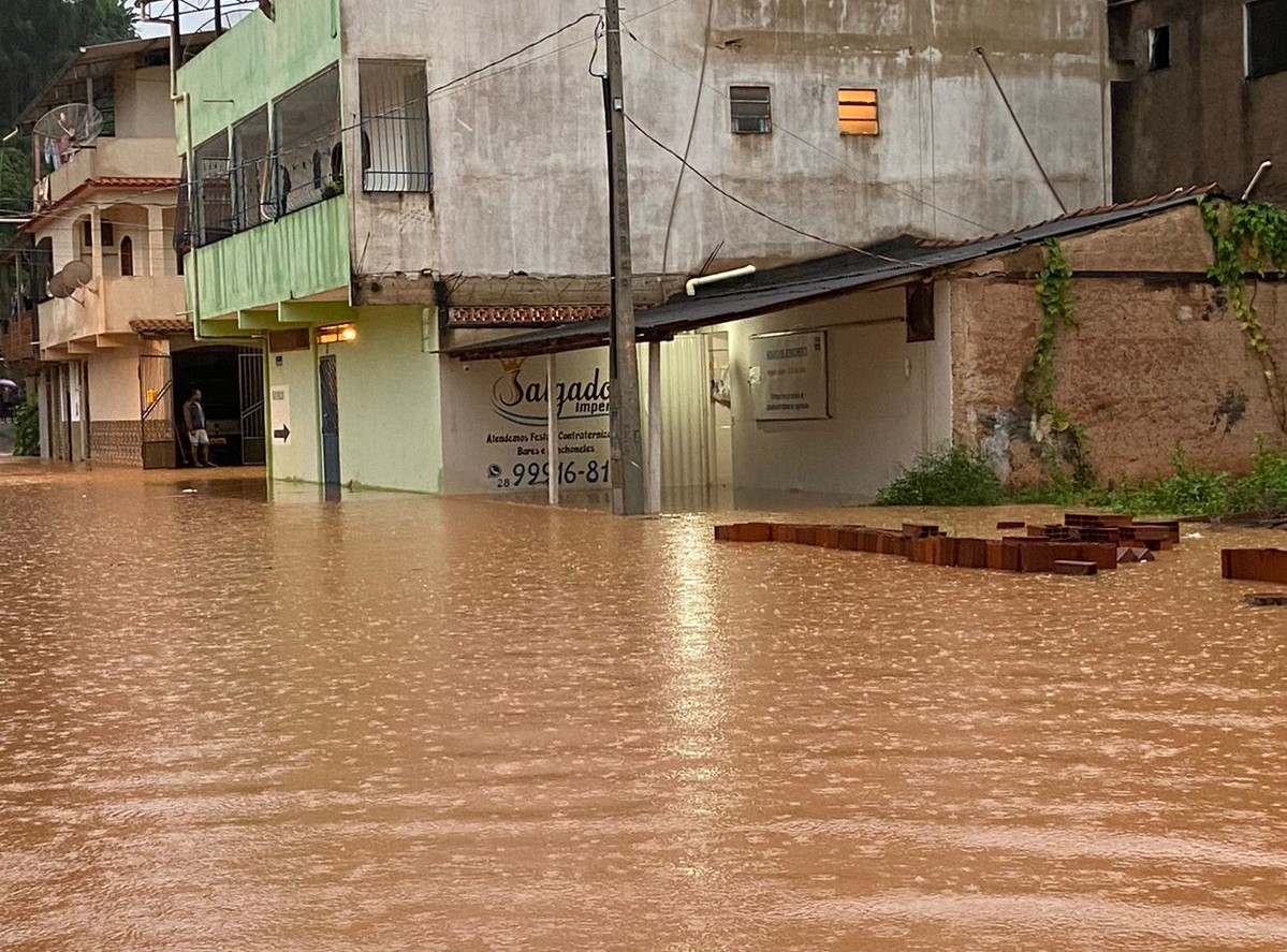Chuvas voltam a alagar ruas e residências em bairros de Ibatiba