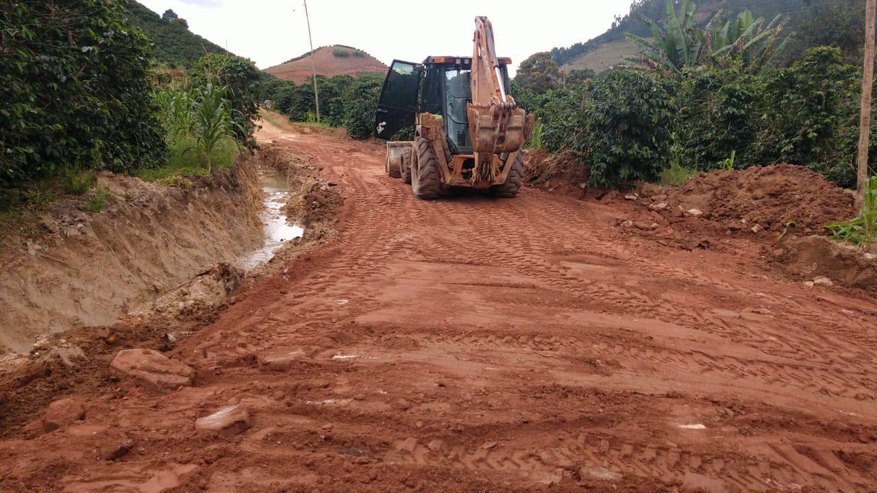 Manutenção das estradas rurais seguem por todo município