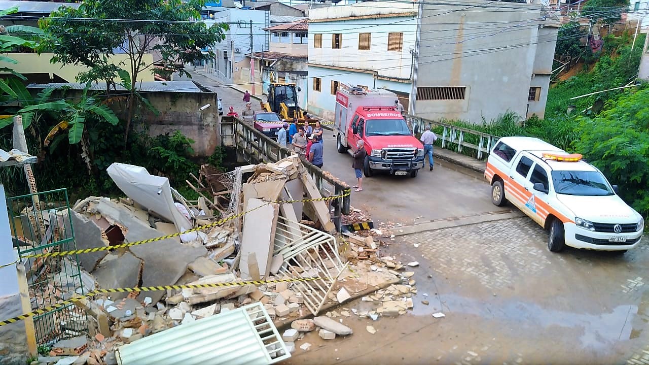 Defesa Civil de Ibatiba investiga porque casa desabou no Centro da cidade