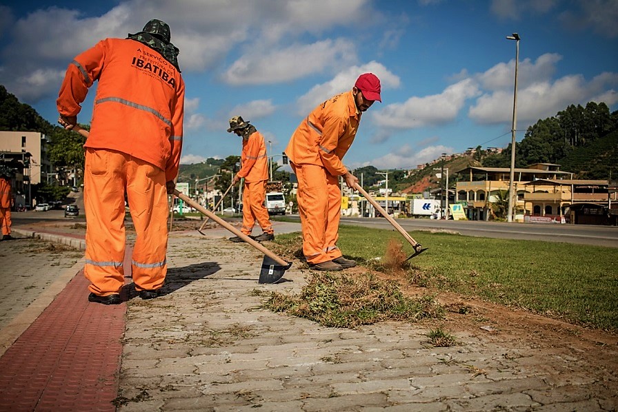 Meio Ambiente inicia serviço de capina de ruas em Ibatiba