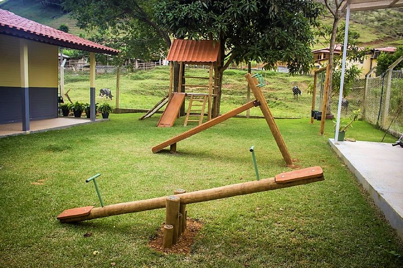 Mais brinquedos infantis instalados em escolas municipais de Ibatiba