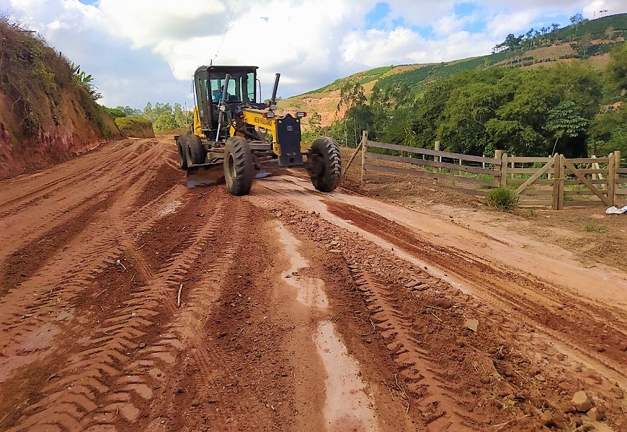 Manutenção de estradas em Ibatiba feita pelo Interior e Transporte
