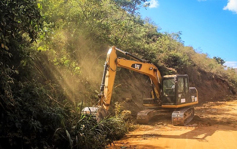 Interior e Transporte de Ibatiba realiza manutenção de estradas na zona rural