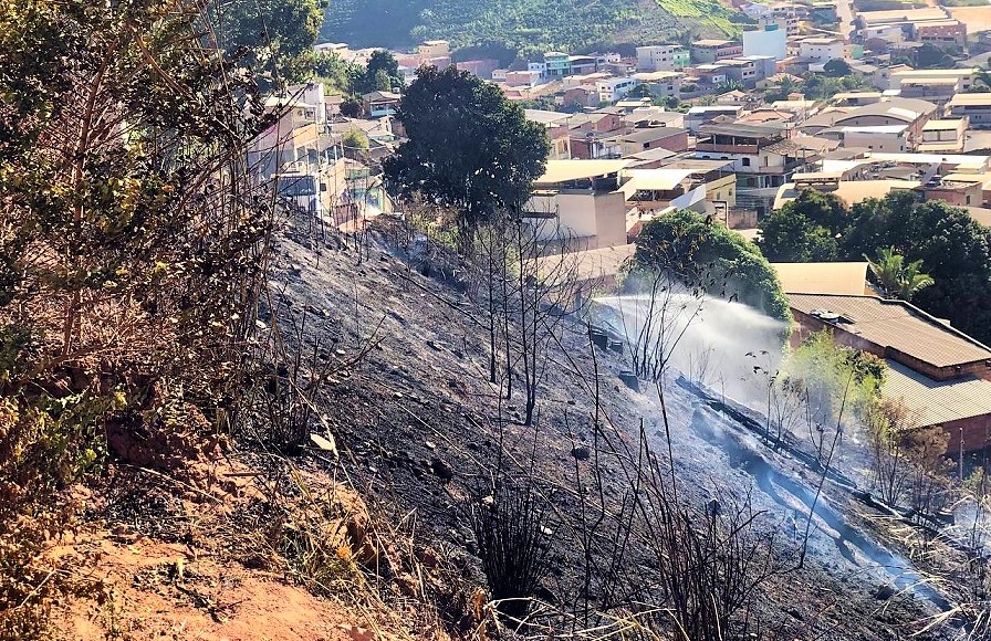 Carro pipa da Prefeitura apaga incêndio em terreno no Horto Florestal de Ibatiba