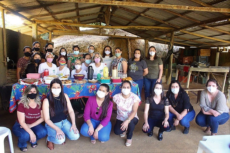 Mulheres rurais e equipe do Ibatiba D’Elas visitam a Associação Mulheres do Canaã