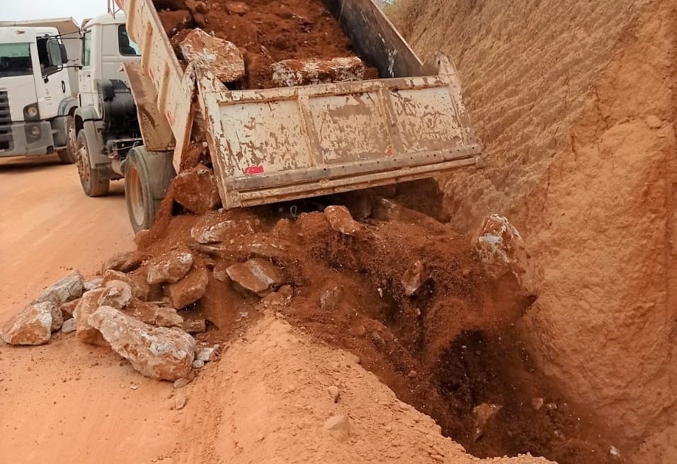 Prefeitura realiza melhorias em trecho de estrada na Serra das Perobas