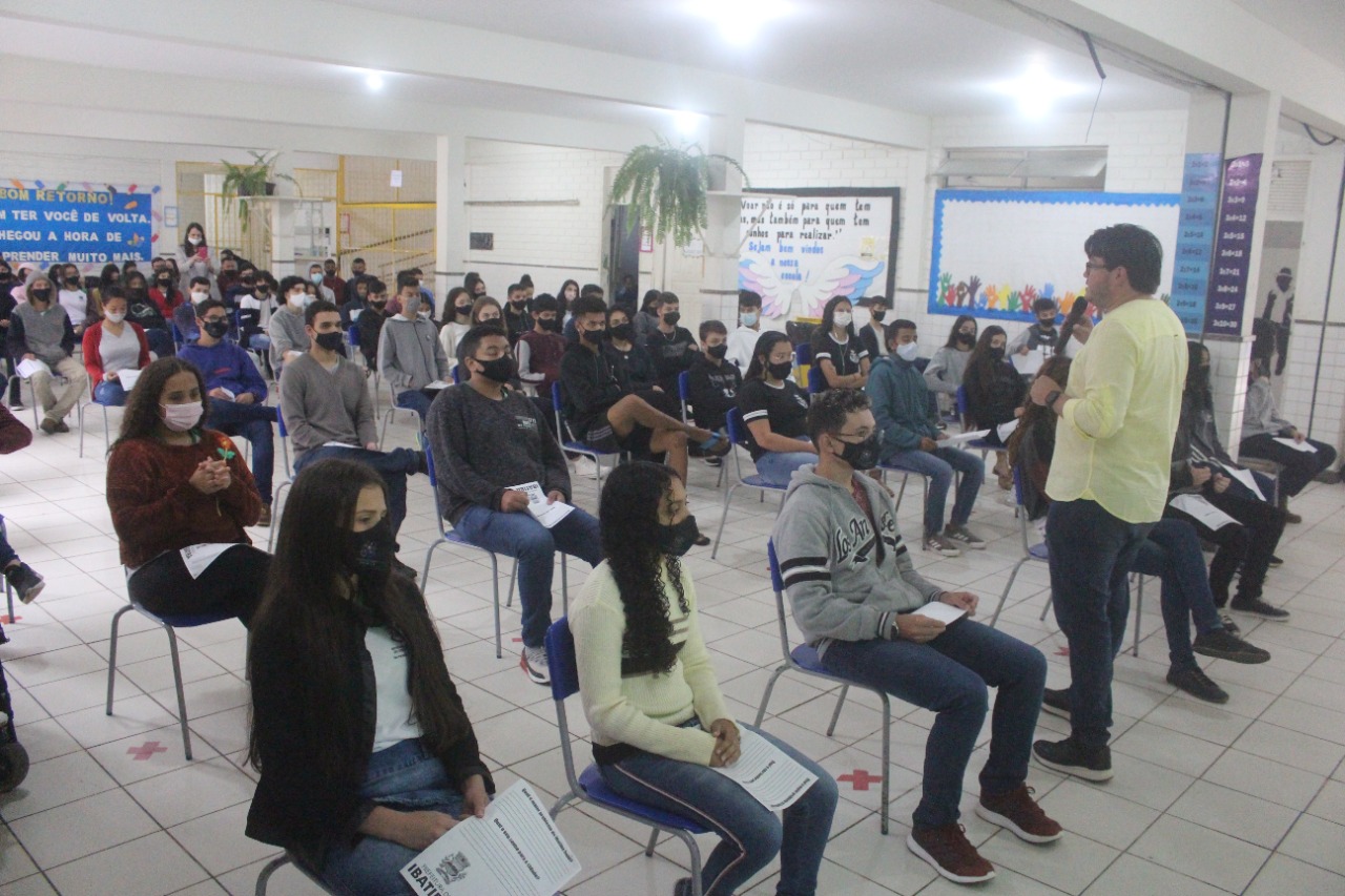 Prefeito Luciano Pingo participa de roda de conversa na Escola Estadual Professora Maria Trindade