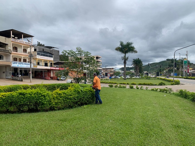 Meio Ambiente de Ibatiba realiza manutenção de canteiros da BR262 e distrito de Santa Clara