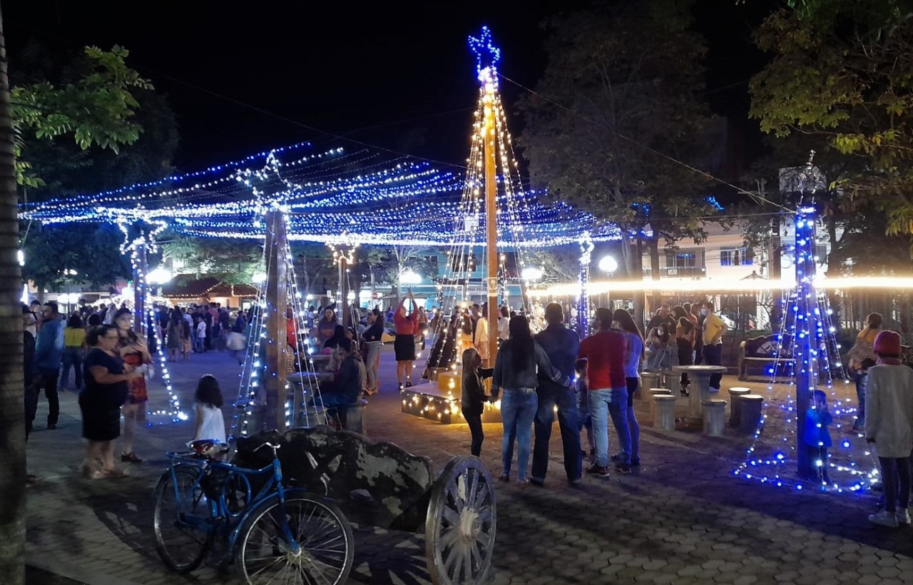 Praça David Gomes lotada para visita à decoração e ônibus natalino da Águia Branca