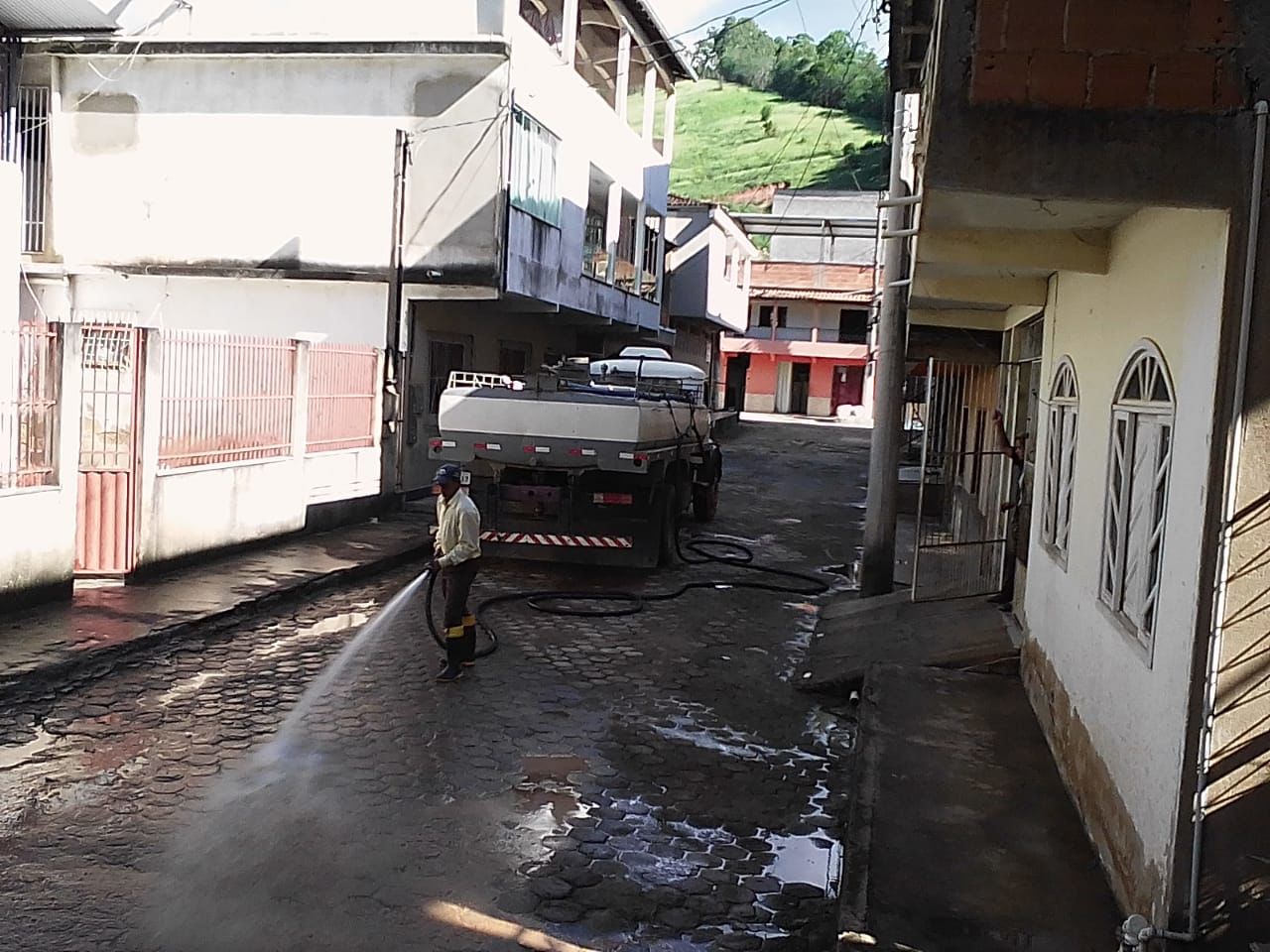 Secretaria de Obras realiza manutenções e limpeza em ruas de Ibatiba
