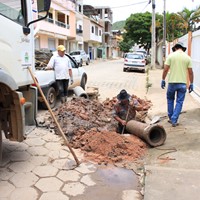 Reparo em rede de esgoto no Centro