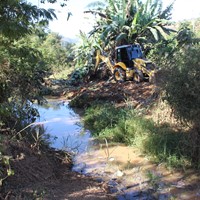 Prefeitura realiza limpeza do Córrego de Santa Maria