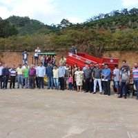 Comunidade dos Paulas recebe com festa implementos agrícolas da Prefeitura Municipal