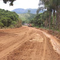 Trabalho em Santa Maria: melhoria das estradas rurais