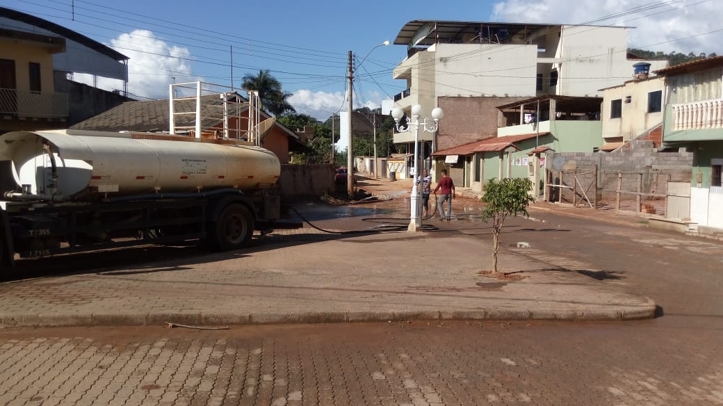 Prefeitura realiza limpeza de ruas em pontos afetados pela lama trazida pela chuva