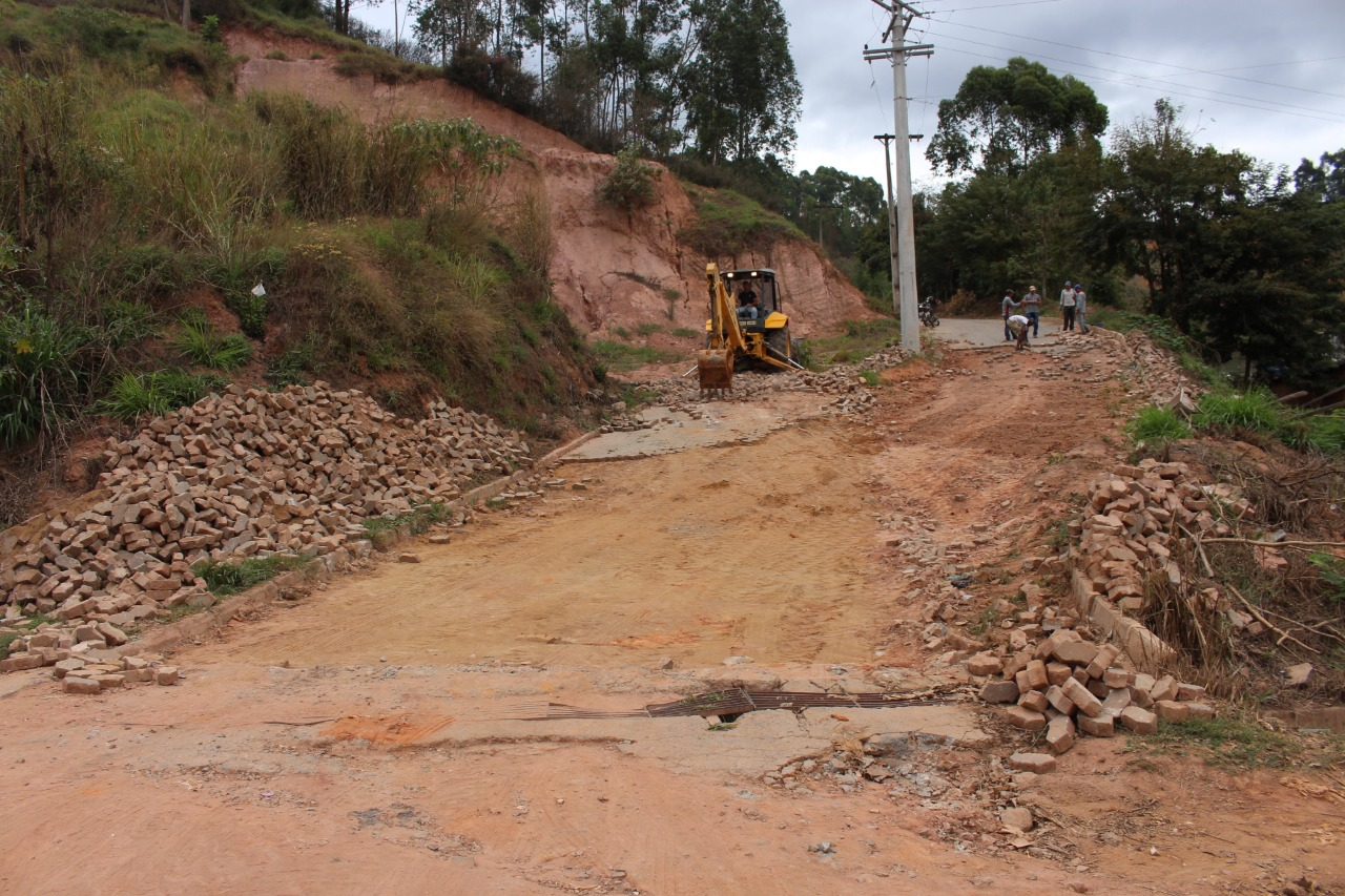Prefeitura realiza melhoria na via acesso à usina de lixo 