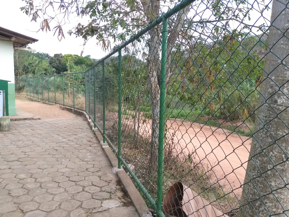 Segurança: Prefeitura instala alambrado em equipamentos públicos