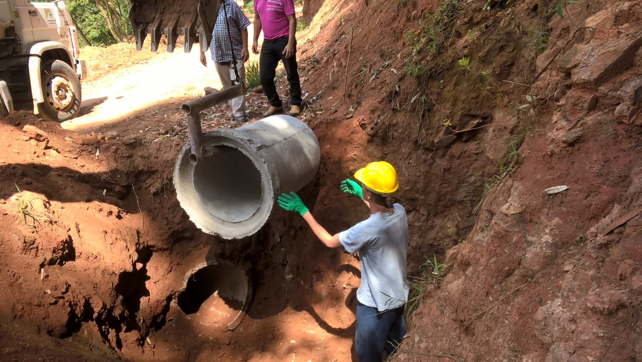 Prefeitura está reparando bueiros da estrada na Serra dos Donatos