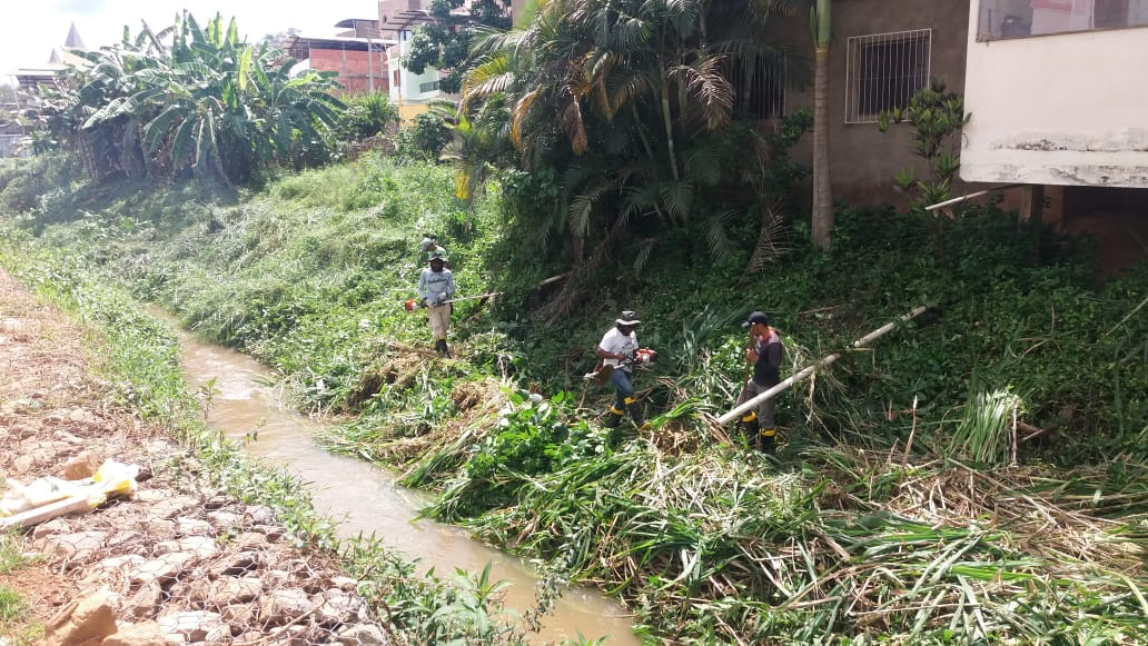 Prevenção: Prefeitura realiza limpeza manual do Rio Pardo 