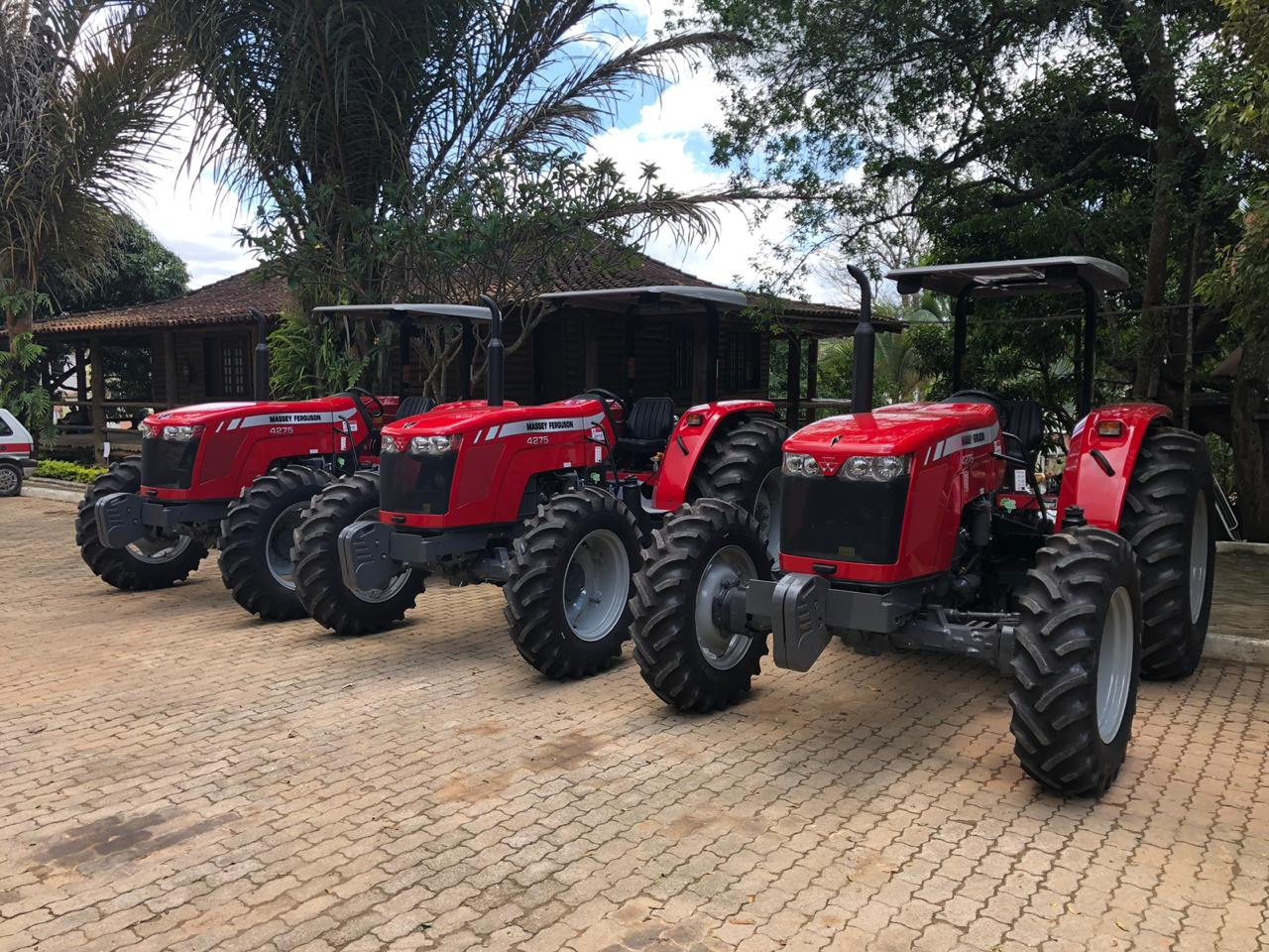 Prefeitura recebe mais três novos tratores agrícolas