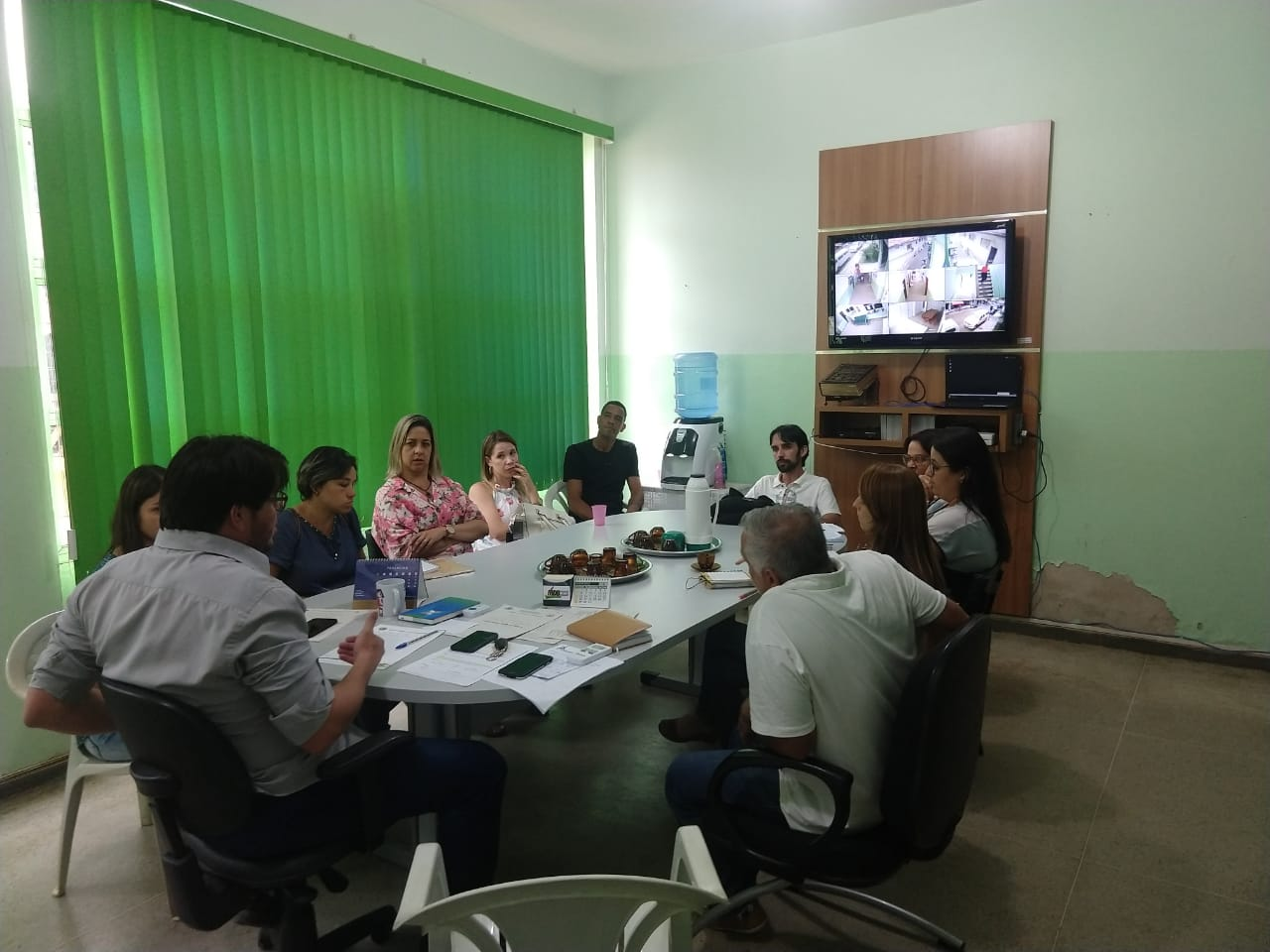 Prefeito debate novos projetos sociais para crianças, adolescentes e jovens