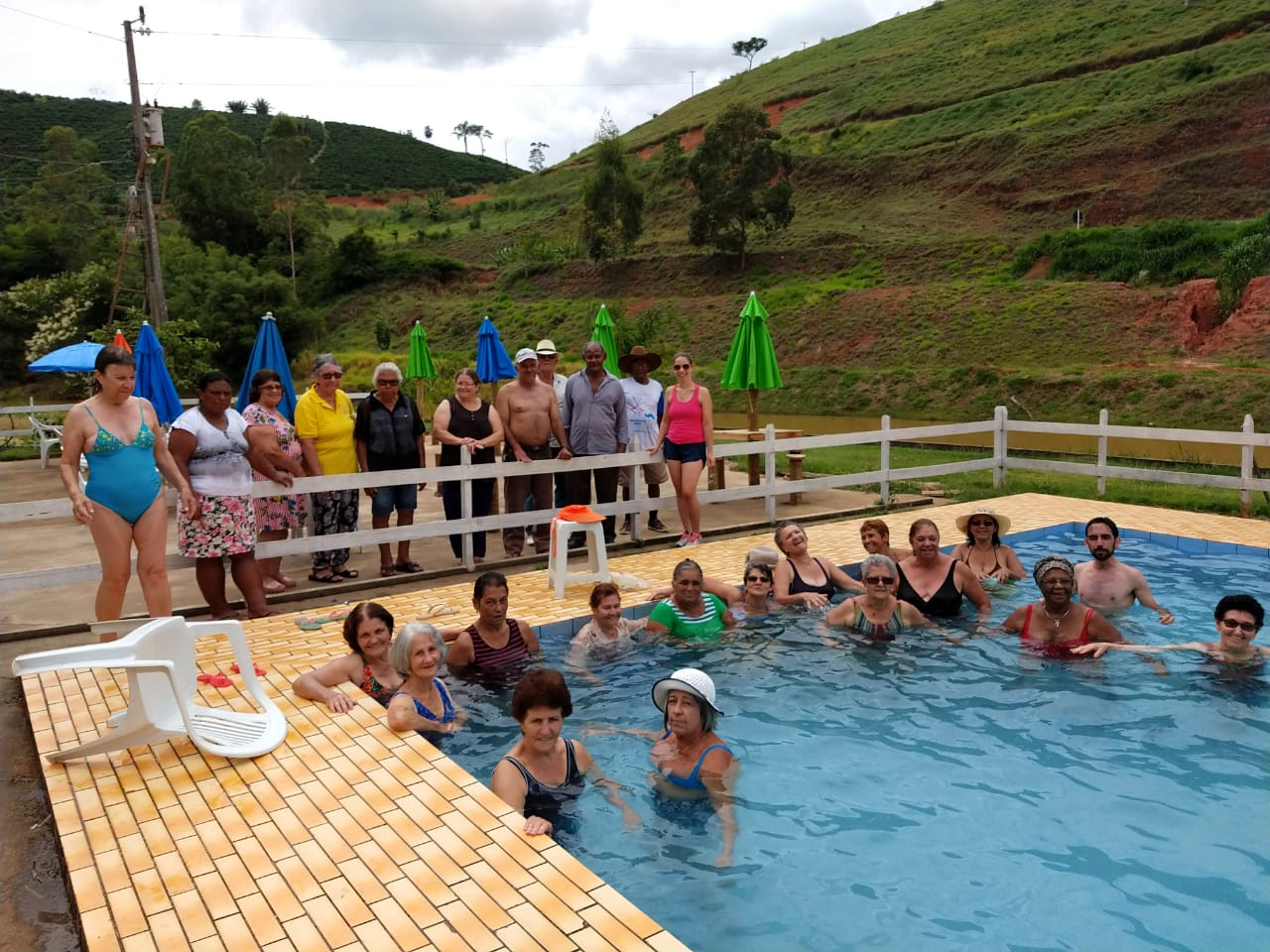 CRAS leva grupo Idade de Ouro para dia de piscina