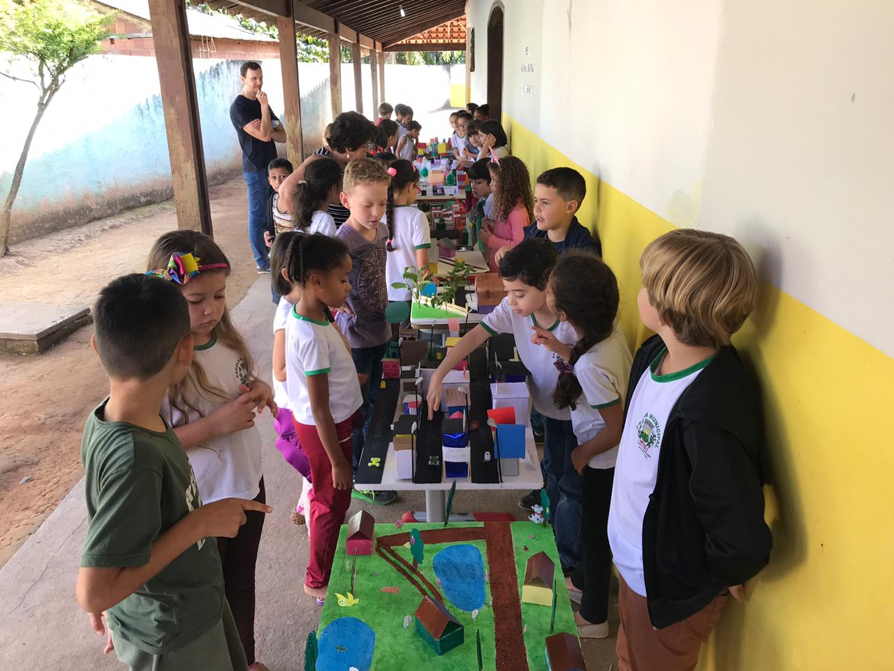 Alunos da Escola Marlene Ávila realizam exposição de maquetes