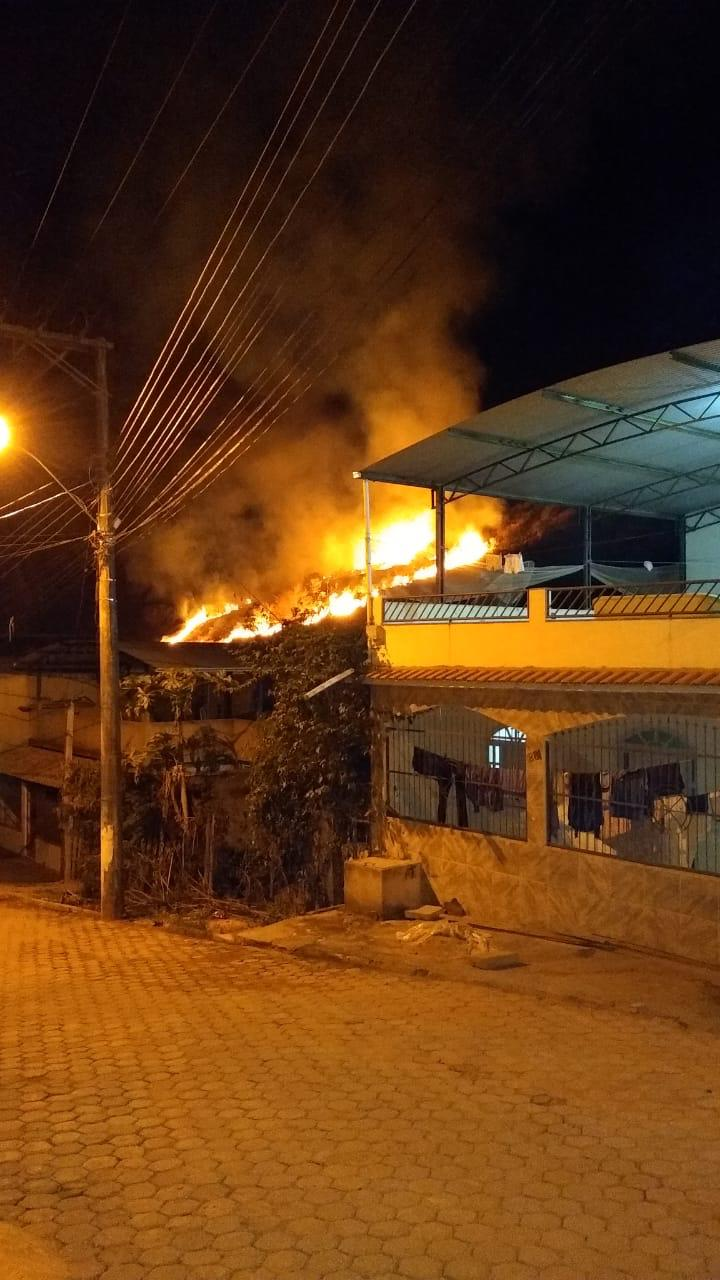 Defesa civil conteve incêndio no Bairro Floresta II na noite de sábado