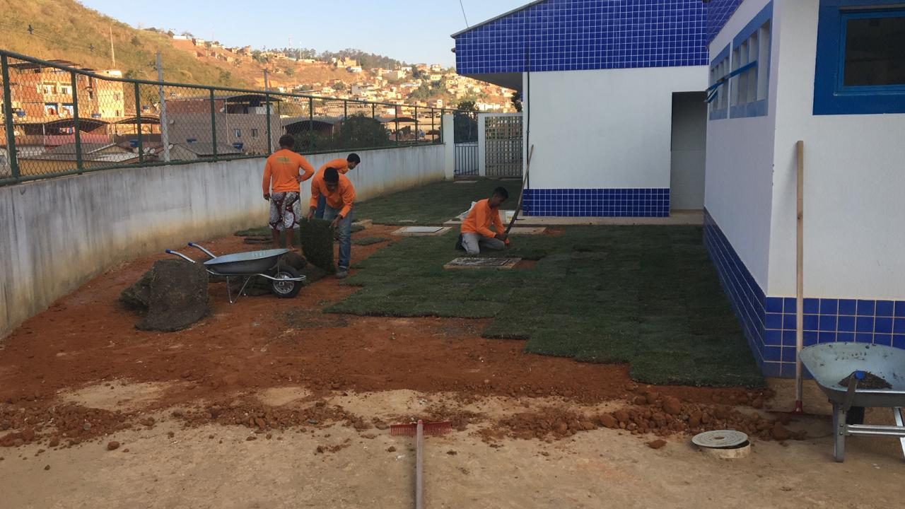 Prefeitura realiza plantio de grama na Creche no Bairro Ipê
