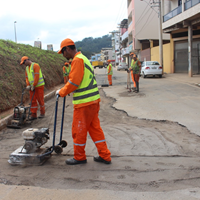 Tapa-buraco com massa asfáltica na Avenida Sete de Novembro