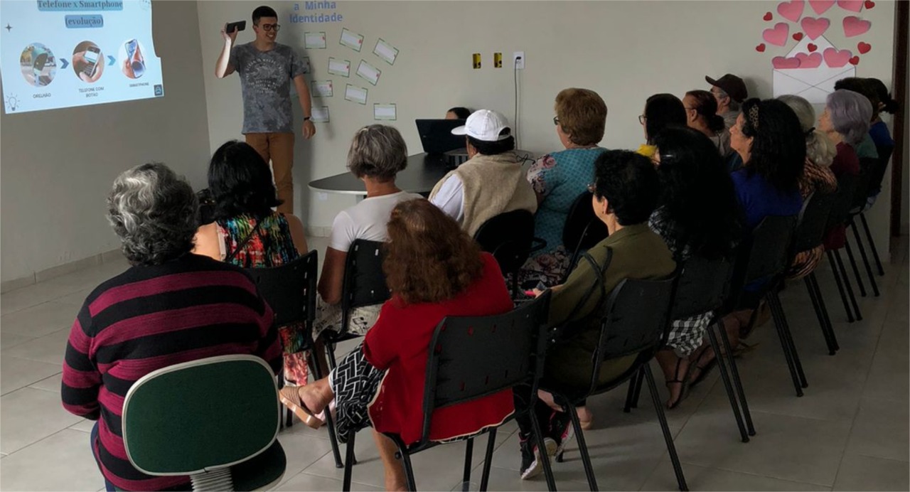 Inclusão Digital: Grupo da 3ª idade recebe aulas de informática