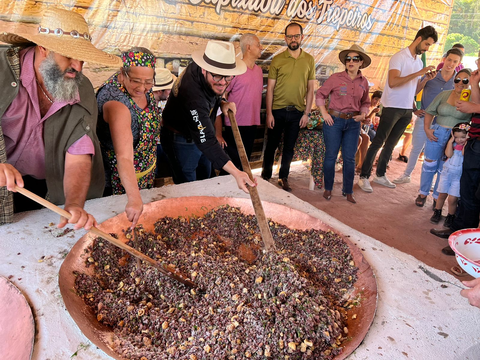 Feijão Tropeiro feito na tacha registra a tradição culinária da Terra dos Tropeiros 