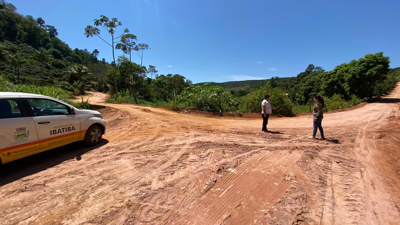 Estradas recuperadas: trabalhos na zona rural atendem comunidade de Santa Isabel e córrego Cafarnaum 