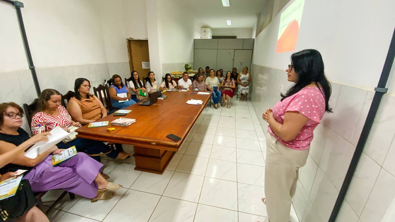 Diretores participam de reunião para planejamento escolar 