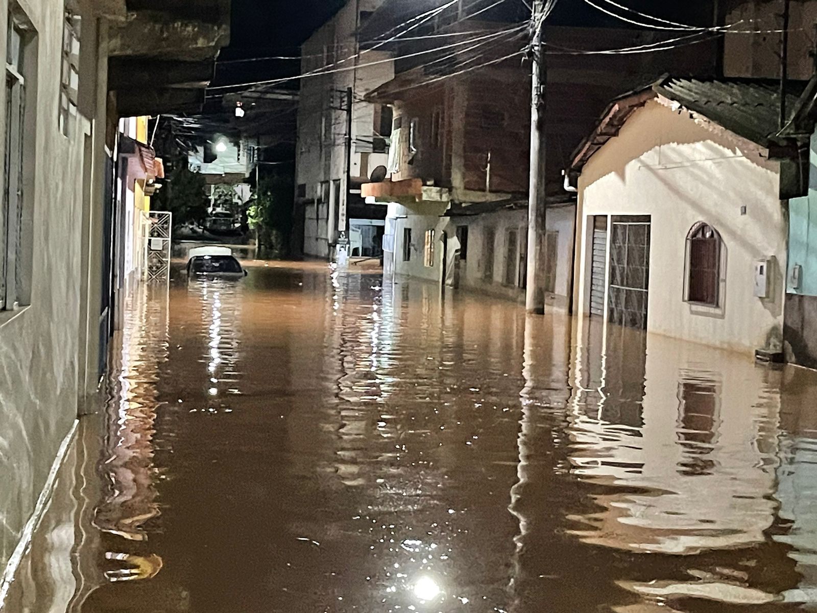 Chuva alaga diversas residências em Ibatiba na noite de quinta (01)