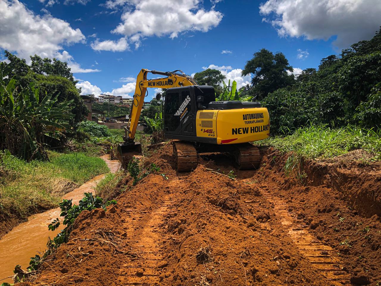 Prefeitura continua Limpeza e Desassoreamento do Rio Pardo