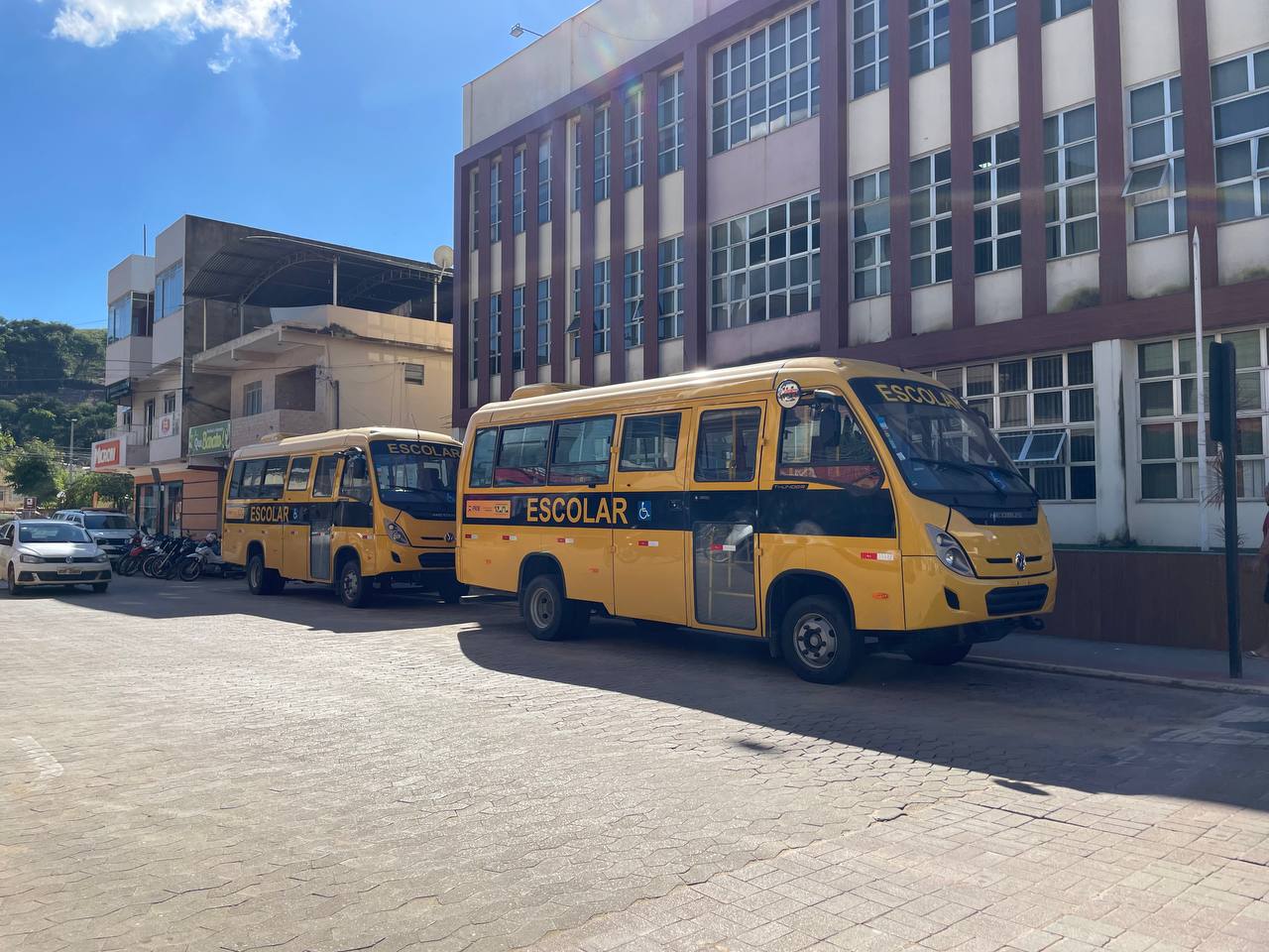 Prefeitura recebe três novos ônibus escolares